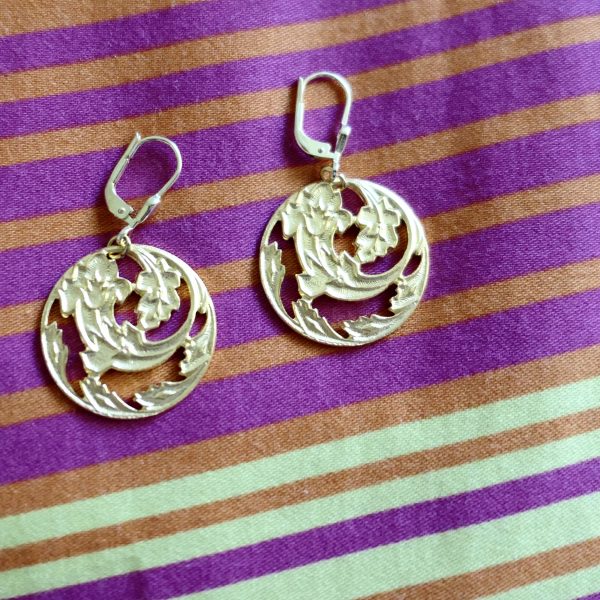 Runder Ohrring mit Blumenmotiv 4