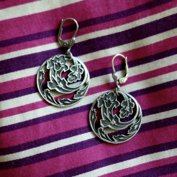 Runder Ohrhänger mit Blumenmotiv 4