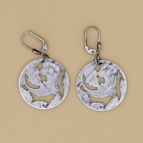 Runder Ohrhänger mit Blumenmotiv 3